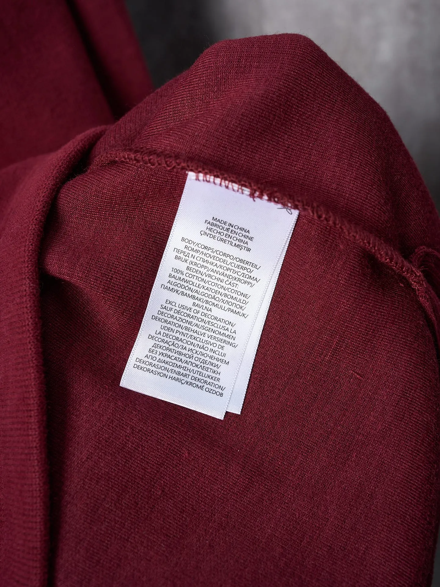 P350 Actual auction】Ralph Lauren/Ralph Lauren colorful pony logo embroidered zipper half turtleneck sweatshirt [Ready stock] S M L XL Customized Yayun essence cotton velvet material, soft and silky, comfortable and skin-friendly. It is based on low saturated brown and red and incorporates a hint of mystery of purple. The exquisite colorful pony logo jumps into burgundy and brings its own focus. It is fully recognizable. Simple and smooth lines outline the overall outline. The half-zip design is sublimated. The leather pull tab of the zipper head is aged, retaining slight rough edges, and hiding unintentional beauty. In the name of design, we create a new fashionable realm for sweatshirts. We use imported machine embroidery technology and use advanced computer control systems and precision mechanical components to realize pony logo embroidery operations. High precision. The lines are smooth and delicate. The fabrics have been washed and have a better hand feel. Not easy to deform, not easy to shrink, not easy to fade. Maintain long-term beauty and fit.